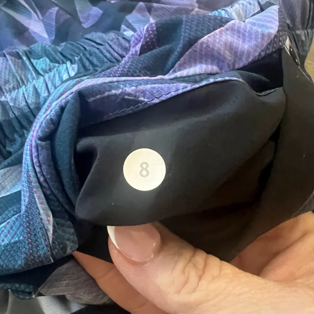 Lululemon Spring Break Away Short in Pretty Prism Pattern Size 8 - Picture 6 of 8